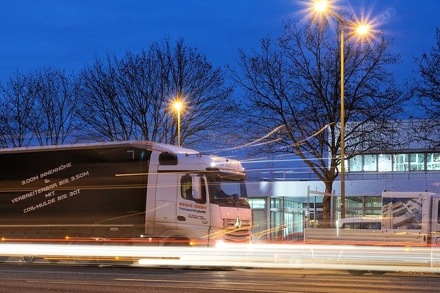 Jakie uprawnienia powinniśmy posiadać aby prowadzić firmę transportową?