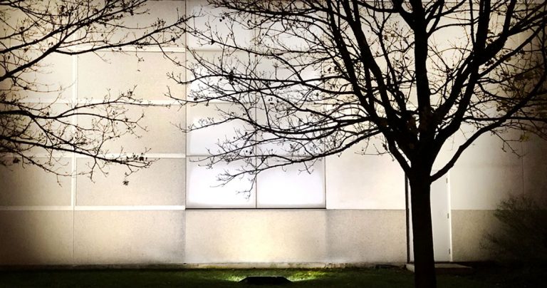 Wykorzystanie lamp LED do równomiernego oświetlania obiektów, budynków, reklam