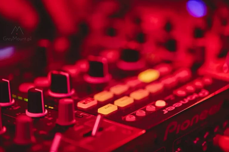Najlepszy dj na twoje wesele – poznaj dominika szymoniaka z krakowa!