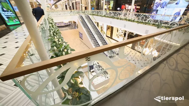 Drewniany pochwyt na balustradzie – klasyka w nowoczesnym wnętrzu