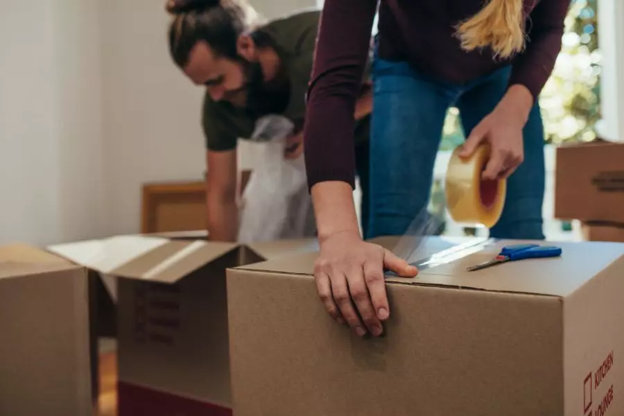Pakowanie kartonów z rzeczami przed przeprowadzką mieszkania