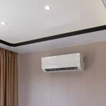 Klimatyzator ścienny zamontowany na ścianie w salonie mieszkania