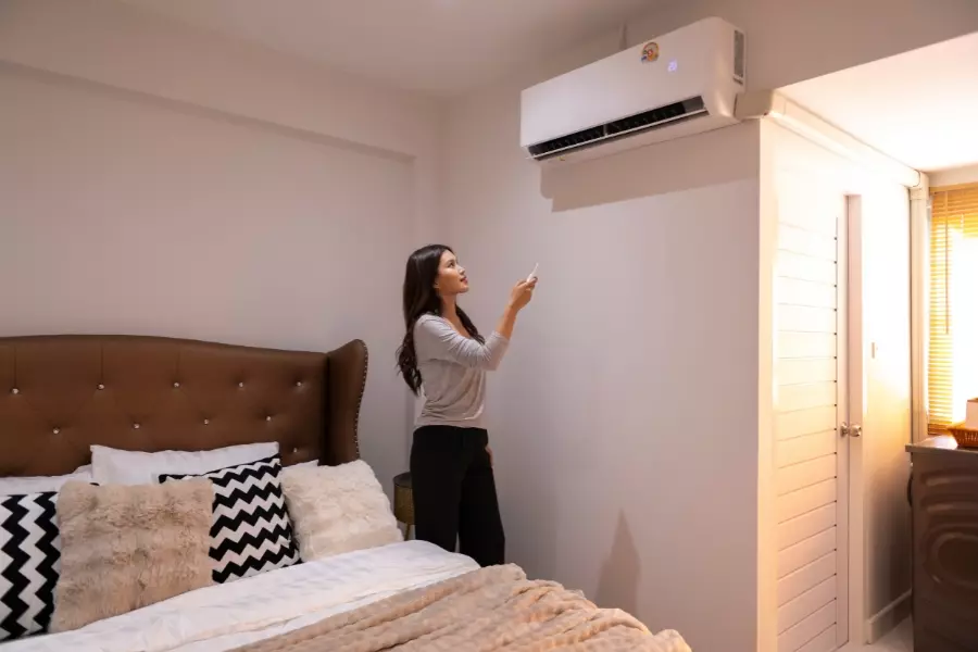 Klimatyzator ścienny pracujący w sypialni w trybie nocnym